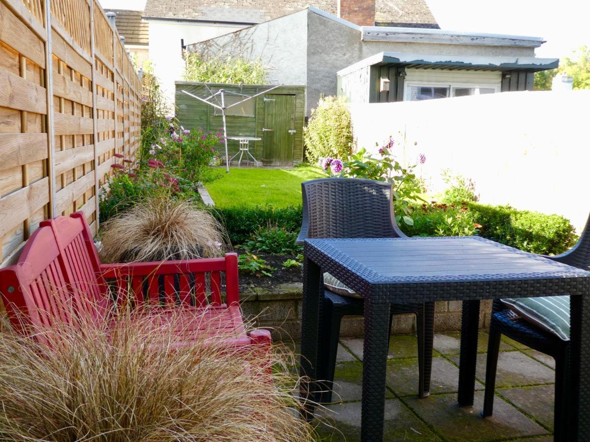 Chic 2-Bedroom Townhouse In Vibrant Abergavenny Exterior photo